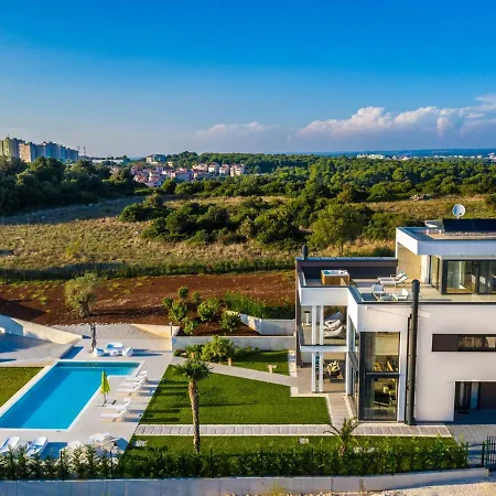 Boutique In With Pool And Sauna Pula