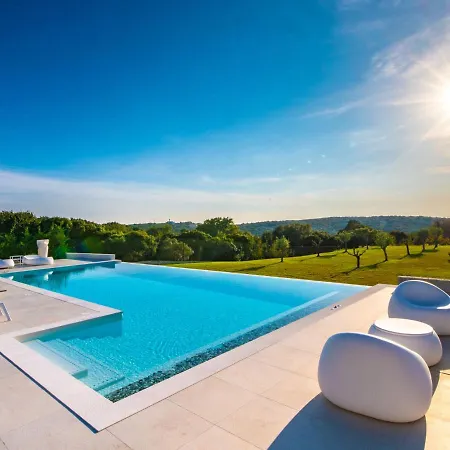 Вилла In With Pool Near Ruins