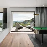 In With Pool Near Ruins 普拉