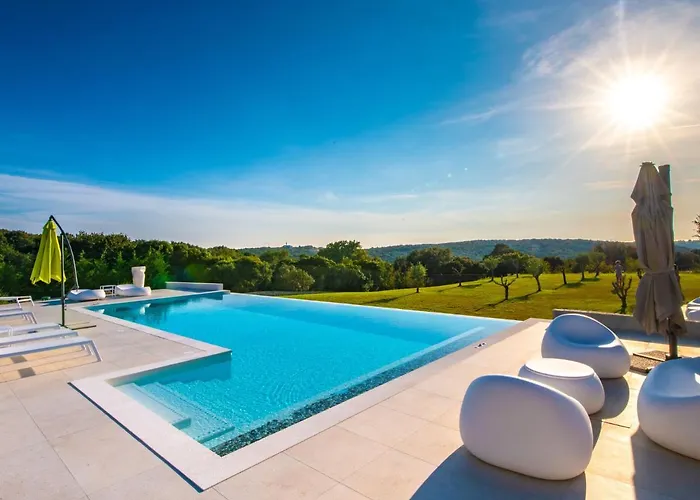 Villa In With Pool Near Ruins
